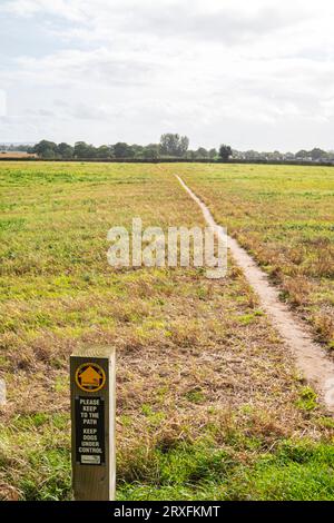 Öffentliches Fußwegschild in Ackerland, Cheshire UK Stockfoto