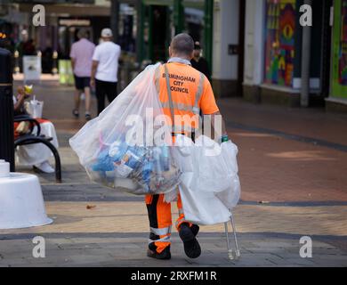 Ein Müllsammler, der für den Stadtrat von Birmingham in der New Street im Stadtzentrum arbeitet. Stockfoto