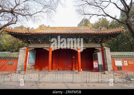 Peking - China, 27. Februar 2023: Tor des Pekinger Tempels des Konfuzius. Stockfoto