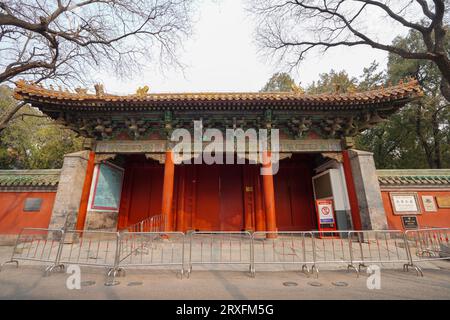 Peking - China, 27. Februar 2023: Tor des Pekinger Tempels des Konfuzius. Stockfoto