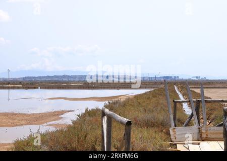 Blick auf die Kanülen und Arbeiten in Salzpfannen in der Nähe von Cagliari in Italien Stockfoto