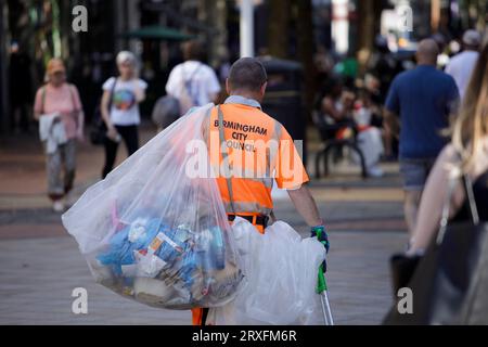 Ein Müllsammler, der für den Stadtrat von Birmingham in der New Street im Stadtzentrum arbeitet. Stockfoto