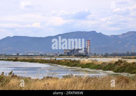 Blick auf die Kanülen und Arbeiten in Salzpfannen in der Nähe von Cagliari in Italien Stockfoto