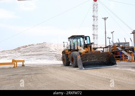 Blick auf die Kanülen und Arbeiten in Salzpfannen in der Nähe von Cagliari in Italien Stockfoto