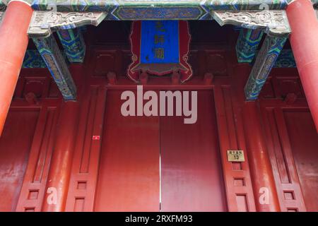 Peking – China, 27. Februar 2023: Gedenktafel des Konfuziustempels in Peking. Stockfoto