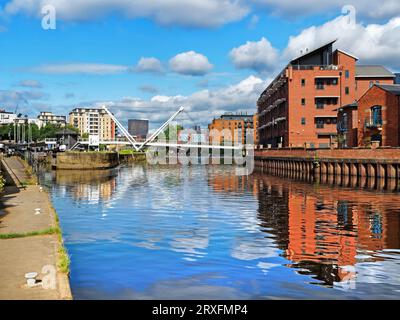 Großbritannien, West Yorkshire, Leeds Dock Apartments, River Aire und Knights Way Bridge von Towpath. Stockfoto