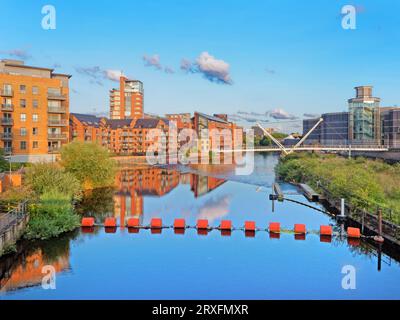 Großbritannien, West Yorkshire, Leeds, Royal Armouries Museum, Leeds Dock, Aire- und Calder-Navigation mit Knights Way Bridge. Stockfoto