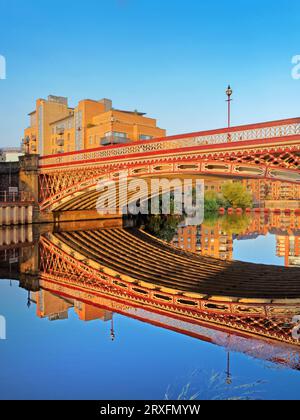 Großbritannien, West Yorkshire, Leeds, Crown Point Bridge über den Fluss Aire, umgeben von einem Spaziergang am Fluss, Bürogebäuden und modernen Apartments am Wasser. Stockfoto