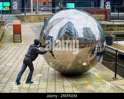 UK, West Yorkshire, Leeds, A Reflective Approach Sculptures in Leeds Dock Stockfoto