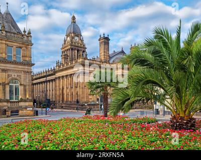 Großbritannien, West Yorkshire, Leeds, Leeds Town Hall von Mandela Gardens. Stockfoto