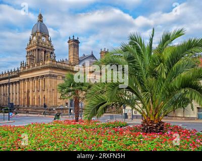 Großbritannien, West Yorkshire, Leeds, Leeds Town Hall von Mandela Gardens. Stockfoto