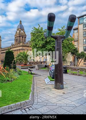 Großbritannien, West Yorkshire, Leeds, Leeds Town Hall von Mandela Gardens. Stockfoto