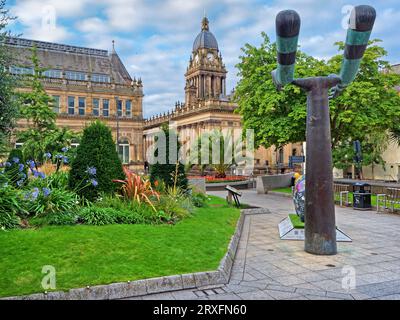 Großbritannien, West Yorkshire, Leeds, Leeds Town Hall von Mandela Gardens. Stockfoto