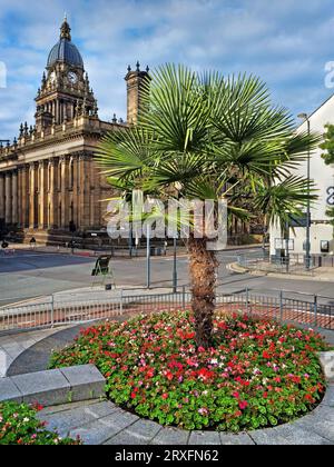 Großbritannien, West Yorkshire, Leeds, Leeds Town Hall von Mandela Gardens. Stockfoto