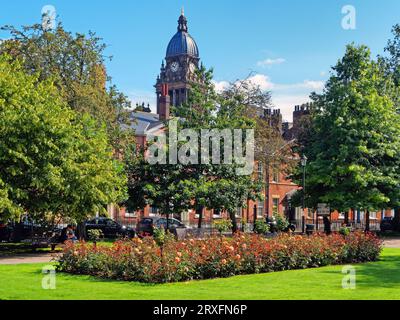 UK, West Yorkshire, Leeds, Park Square und Leeds Town Hall. Stockfoto