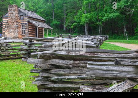 John Oliver Cabin ist eine historische Stätte im Dorf Cades Cove im Great Smoky Mountain National Park in Tennessee. Stockfoto