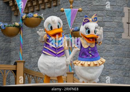 Orlando, USA - 25. Juli 2023: Die Donald und Daisy Duck Charaktere in einer Show vor dem Cinderella Castle in Magic Kingdom in Disney World. Stockfoto