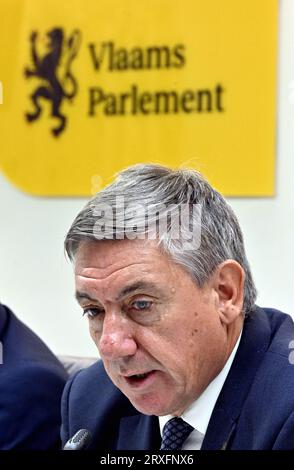 Brüssel, Belgien. September 2023 25. Der flämische Ministerpräsident Jan Jambon hat am Montag, den 25. September 2023, in Brüssel auf einer Pressekonferenz zum Haushalt 2024 der flämischen Regierung ein Bild gemacht. BELGA PHOTO ERIC LALMAND Credit: Belga News Agency/Alamy Live News Stockfoto