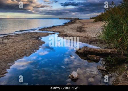 Die Ostseeküste mit Sandstrand und Naturwasserpool am späten Nachmittag in Babie Doly, Gdynia, Polen. Stockfoto