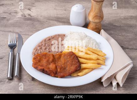 Mailänder Rindfleisch, Reis, Bohnen und pommes frites. Typisch brasilianisches Gericht. Stockfoto