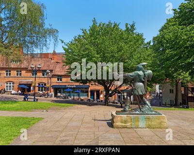 Großbritannien, Nottingham, Nottingham Castle, Robin Hood-Statue mit Blick auf Mortimer House und Fothergills Pub. Stockfoto