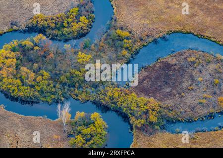 GREATER KHINGAN, CHINA - 24. SEPTEMBER 2023 - der mäandernde Fluss des Nanweng River International Wetland ist in den Greater Khingan Mountains zu sehen Stockfoto