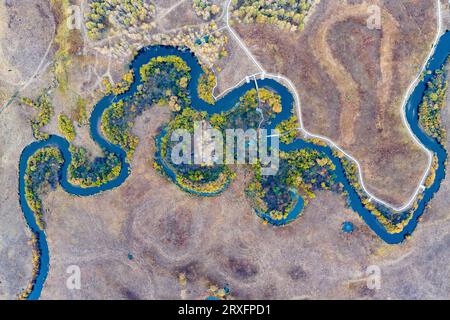 GREATER KHINGAN, CHINA - 24. SEPTEMBER 2023 - der mäandernde Fluss des Nanweng River International Wetland ist in den Greater Khingan Mountains zu sehen Stockfoto