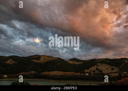 cielo tempestoso al tramonto, Sulle Colline del Montefeltro Stockfoto