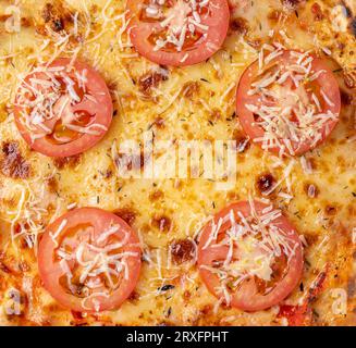 Nahaufnahme von napolitan-Pizza mit Tomaten. Stockfoto