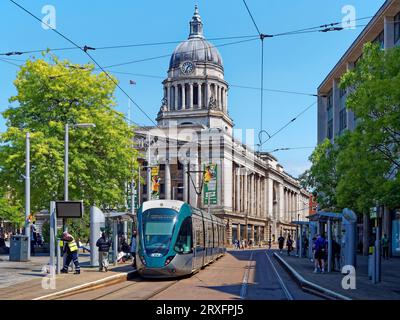 UK, Nottingham, Council House und Nottingham Express Transit auf South Parade. Stockfoto