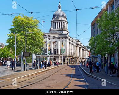 UK, Nottingham, Council House und Nottingham Express Transit auf South Parade. Stockfoto