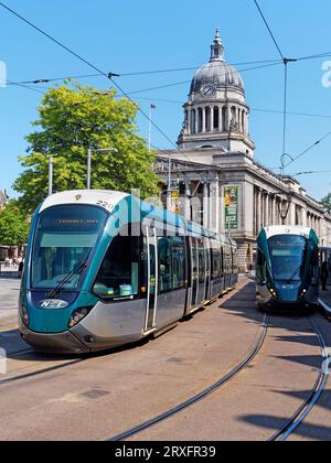 UK, Nottingham, Council House und Nottingham Express Transit auf South Parade. Stockfoto