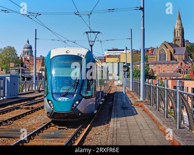 UK, Nottingham, Nottingham Express Transit am Bahnhof Nottingham. Stockfoto