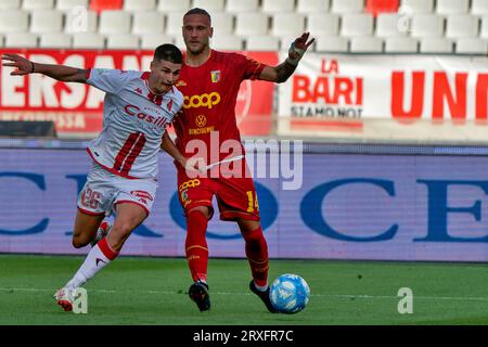 Bari, Italien. September 2023. Ilias Koutsoupias (SSC Bari) und Stefano Scognamillo (US Catanzaro 1929) während SSC Bari gegen US Catanzaro, italienisches Fußball-Spiel der Serie B in Bari, Italien, 24. September 2023 Credit: Independent Photo Agency/Alamy Live News Stockfoto