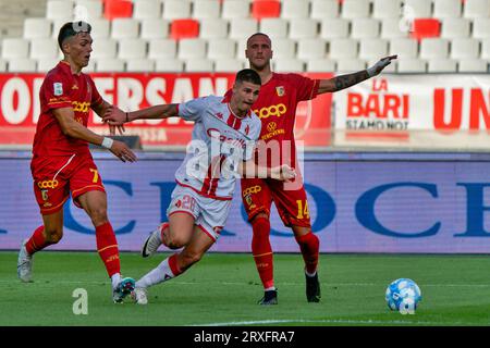 Bari, Italien. September 2023. Ilias Koutsoupias (SSC Bari) und Stefano Scognamillo (US Catanzaro 1929) während SSC Bari gegen US Catanzaro, italienisches Fußball-Spiel der Serie B in Bari, Italien, 24. September 2023 Credit: Independent Photo Agency/Alamy Live News Stockfoto