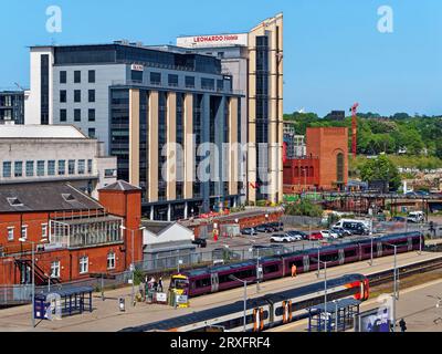 Großbritannien, Nottingham, Bahnhof mit Blick auf Leonardo Hotel und Waterfront House. Stockfoto