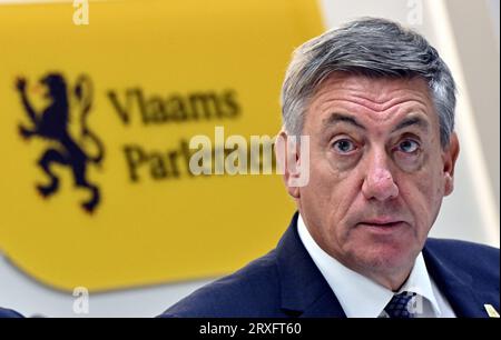 Brüssel, Belgien. September 2023 25. Der flämische Ministerpräsident Jan Jambon hat am Montag, den 25. September 2023, in Brüssel auf einer Pressekonferenz zum Haushalt 2024 der flämischen Regierung ein Bild gemacht. BELGA PHOTO ERIC LALMAND Credit: Belga News Agency/Alamy Live News Stockfoto