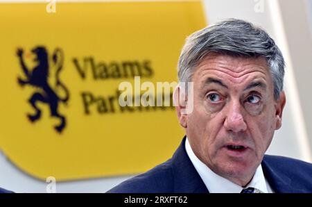 Brüssel, Belgien. September 2023 25. Der flämische Ministerpräsident Jan Jambon hat am Montag, den 25. September 2023, in Brüssel auf einer Pressekonferenz zum Haushalt 2024 der flämischen Regierung ein Bild gemacht. BELGA PHOTO ERIC LALMAND Credit: Belga News Agency/Alamy Live News Stockfoto