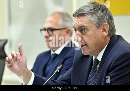 Brüssel, Belgien. September 2023 25. Der flämische Ministerpräsident Jan Jambon hat am Montag, den 25. September 2023, in Brüssel auf einer Pressekonferenz zum Haushalt 2024 der flämischen Regierung ein Bild gemacht. BELGA PHOTO ERIC LALMAND Credit: Belga News Agency/Alamy Live News Stockfoto