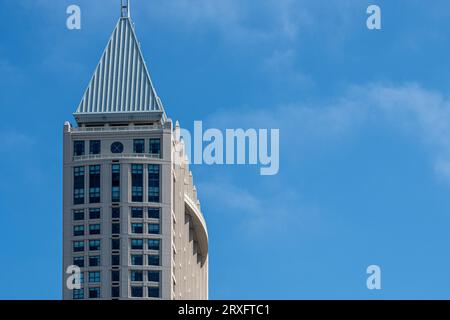 Die Spitze des Hafenturms des Manchester Grand Hyatt San Diego Hotels zeigt den geschwungenen Balkon auf der Bayview Terrasse Stockfoto