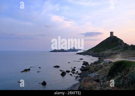 Sonnenuntergang über dem genuesischen Turm und Leuchtturm bei Pointe de la Parata und Les Iles Sanguinaires bei Ajacio auf Korsika Stockfoto