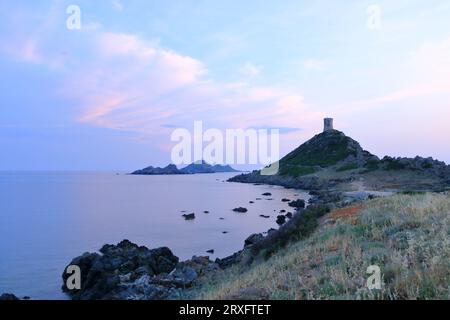 Sonnenuntergang über dem genuesischen Turm und Leuchtturm bei Pointe de la Parata und Les Iles Sanguinaires bei Ajacio auf Korsika Stockfoto