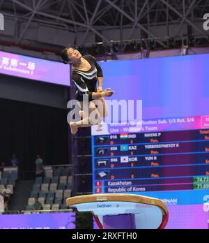 Hangzhou, China. September 2023 25. PRANATI NAYAK aus Indien in Aktion während der Vault Qualifikationsrunde bei den Asienspielen in Hangzhou, China. (Bild: © Seshadri Sukumar/ZUMA Press Wire) NUR REDAKTIONELLE VERWENDUNG! Nicht für kommerzielle ZWECKE! Stockfoto