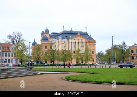 Mai 06 2023 - Schwerin, Mecklenburg-Vorpommern in Deutschland: Das Staatstheater in der Nähe des Landesmuseums Schwerin Stockfoto