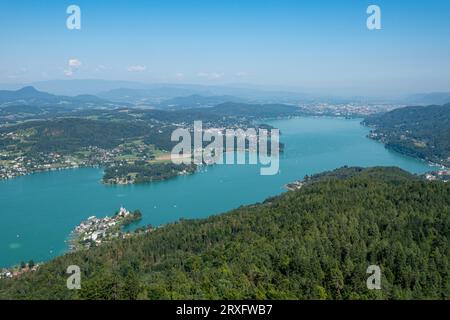 Blick auf den Worthersee, Kärnten, Österreich vom Aussichtsturm Pyramidenkogel Stockfoto