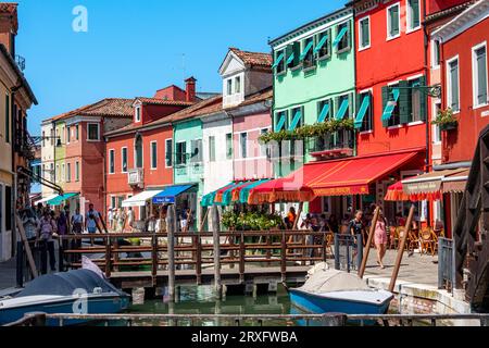 Bunte Häuser in einer Kanalstraße Häuser der Insel Burano, Venedig, Italien Stockfoto