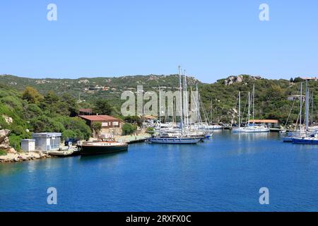 Mai 27 2023 - Santa Teresa Gallura, Sardinien in Italien: Schöner Tag im Hafen von Santa Teresa Stockfoto