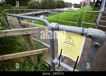 Warnschilder bei Toome für Blaualgen Ausbruch auf Lough Neagh Nordirland Großbritannien Stockfoto