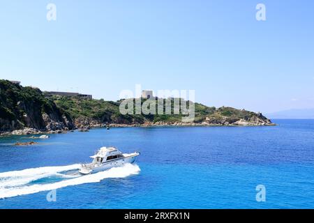 Mai 27 2023 - Santa Teresa Gallura, Sardinien in Italien: Schöner Tag im Hafen von Santa Teresa Stockfoto