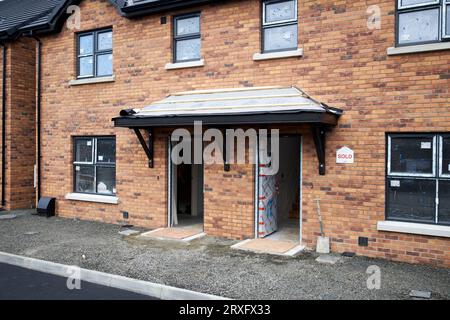 Vorverkaufte Doppelhaushälften im Neubau auf einem Anwesen in Toomebridge, Nordirland, Großbritannien Stockfoto